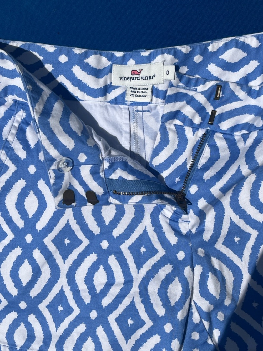 Vineyard Vines Blue and White Geometric Women’s Shorts- size 0 - Picture 2 of 3